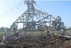 سقوط 3 أبراج كهرباء بالأقصر