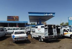 فيديو.. فشل الانقلاب يعيد الطوابير أمام محطات البنزين بأسوان