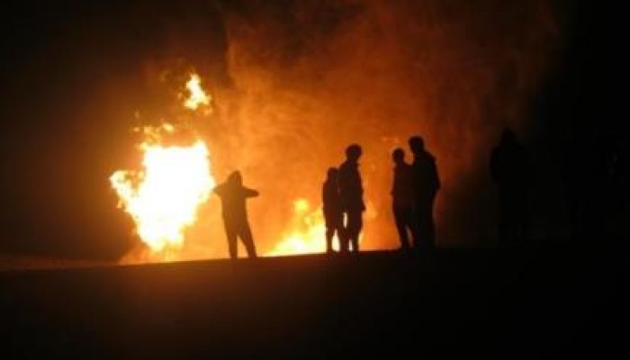 أسيوط.. إشعال النيران في شبكة محمول ردًا على احتجاز فتاة