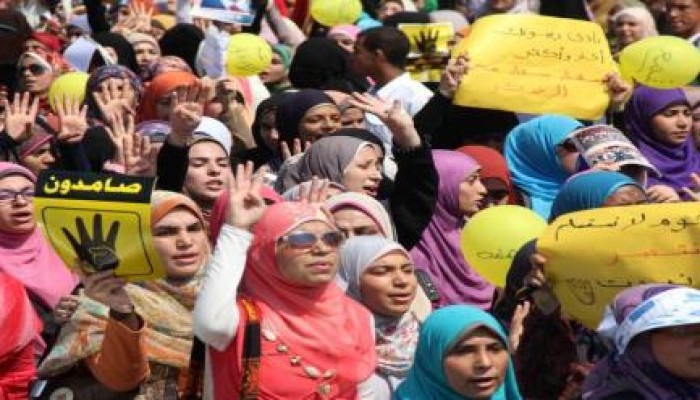 سوهاج :  قوات الامن تعتدى على مسيرة لبنات ضدد الانقلاب