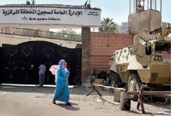 احتجاز والدة معتقل في سجن طرة في أثناء الزيارة