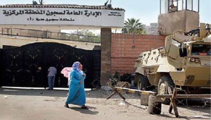 احتجاز والدة معتقل في سجن طرة في أثناء الزيارة