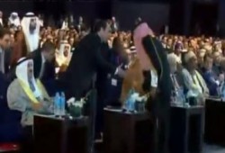 مقرن يحرج السيسي ويترك يده ممدودة ليسلم على حاكم دبي (فيديو)
