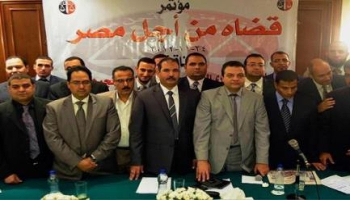 قانونيون عن إحالة قضاة للمعاش: إجراء لتفريغ مصر من الشرفاء