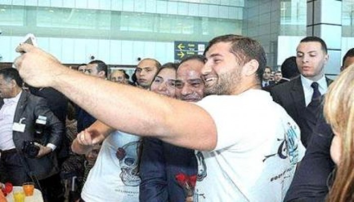 مواقع التواصل عن سيلفي السيسي: "مسخرة سوما العاشق"