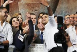 بالفيديو.. صراخ فتاة بصوت عال بعد اقترابها من السيسي .. ونشطاء بسبب التحرش !