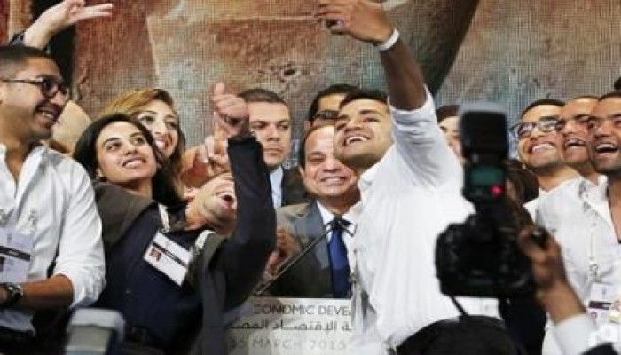 بالفيديو.. صراخ فتاة بصوت عال بعد اقترابها من السيسي .. ونشطاء بسبب التحرش !