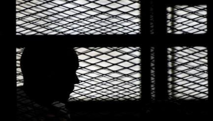 بالفيديو .. شاهدة عيان تروي تفاصيل الانتهاكات التي يتعرض لها المعتقلين وذويهم بسجن العقرب