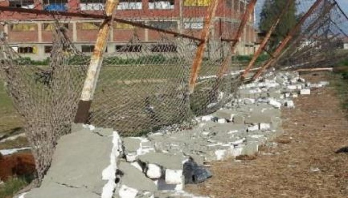 بالصور.. الأمن يحطم محتويات ملعب كرة بالبحيرة