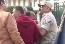 بالفيديو.. ضابط جيش يسحل مواطنا بسبب أسبقية المرور