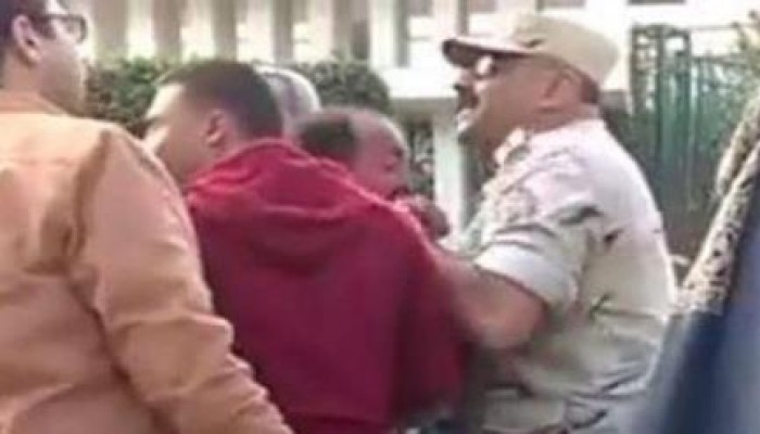 بالفيديو.. ضابط جيش يسحل مواطنا بسبب أسبقية المرور