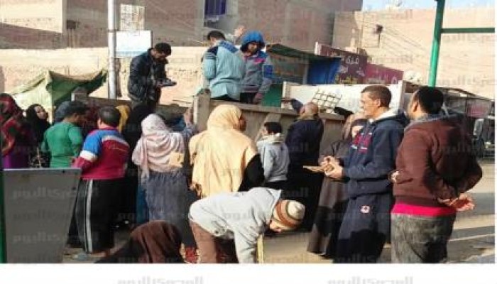 توزيع الخبز على أهالي بالمنيا من داخل سيارات «القمامة»