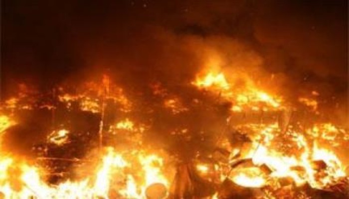 حريق ضخم يلتهم ورشة أخشاب ومصنع نسيج بالمحلة