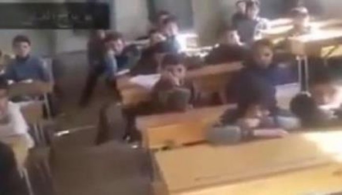 بالفيديو.. لحظة قصف تلاميذ مدرسة سورية بطائرات بشار