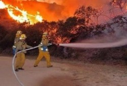 حريق هائل بمخزن بمنطقة المناصرة والدفع بـ 3 سيارات إطفاء