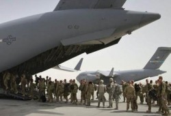 "افسحوا لإيران الطريق".. أمريكا تسحب قواتها من قاعدة العند الجوية بلحج اليمنية