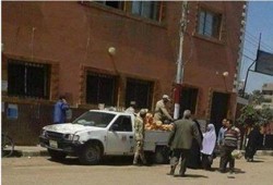 فضايح.. عسكر الانقلاب يبيعون البرتقال في شوارع سوهاج