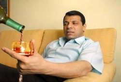 "مدمن الخمر" دحلان : السيسي "هبة من الله" لمصر وفلسطين والعرب