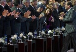 أستاذ علوم سياسية: السيسي أكبر تاجر دين عرفته مصر