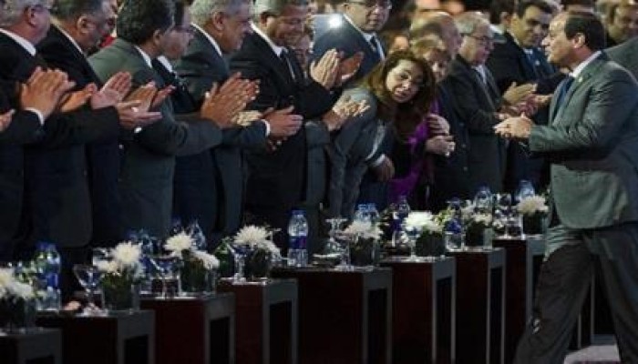 أستاذ علوم سياسية: السيسي أكبر تاجر دين عرفته مصر