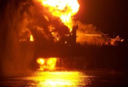 شؤم الانقلاب: حريق هائل في أحد حفارات البترول بخليج السويس يسفر عن غرقه بالكامل