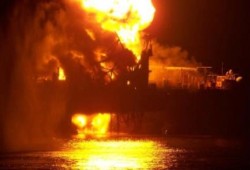 حريق بحفار بترول بخليج السويس وفشل السيطرة عليه