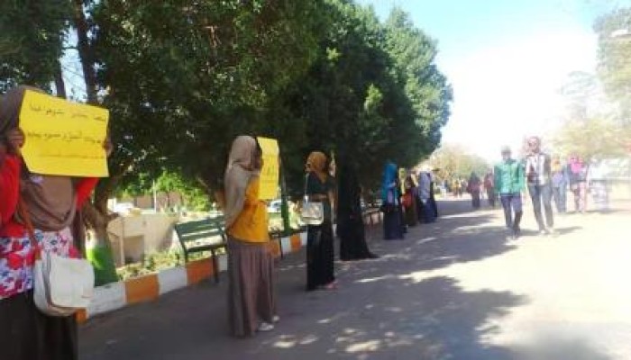 بالصور.. سلسلة لطالبات جامعة أسوان رفضا لمحاولة الإنقلاب تكميم أفواه الطلاب