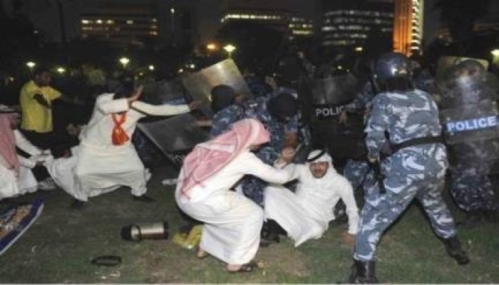 الشرطة الكويتية تفرق بالقوة تجمعا للمعارضة أمام البرلمان