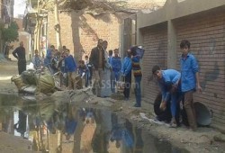 مدرسة ابتدائية بالقليوبية تجبر تلاميذها علي إصلاح الصرف ( صورة )