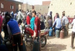 أهالي الفيوم يعودون للطهي بالحطب بسبب نقص الغاز
