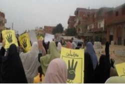 سلسلة بشرية تتحول لمسيرة حاشدة بأبو المطامير تنديدًا بجرائم "سلخانة الأبعادية"