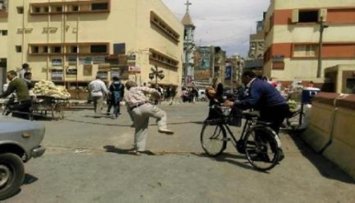 فى عهد الانقلاب: مزلقانات أسيوط "سداح مداح" للمارة وقت عبور القطارات