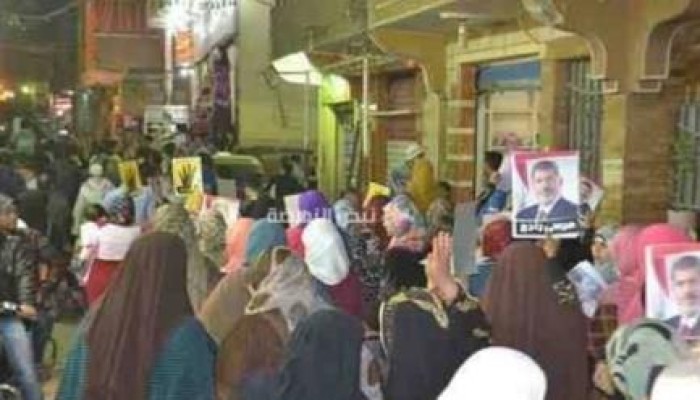 الجيزة: أهالى ناهيا يحيون صمود أم الشهيد فى نهاية أسبوعها الثوري