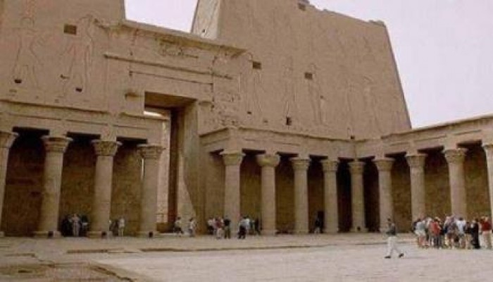 بعد الفيلم الإباحي بالهرم.. طقوس وثنية في معبد إدفو