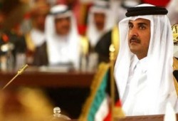 كلمة أمير قطر بالقمة تغضب إعلام عباس وتقلب حفاوته إلى الإساءة (فيديو)