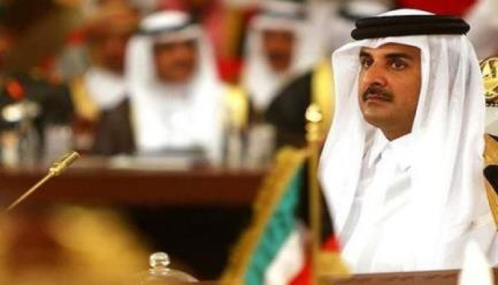 كلمة أمير قطر بالقمة تغضب إعلام عباس وتقلب حفاوته إلى الإساءة (فيديو)