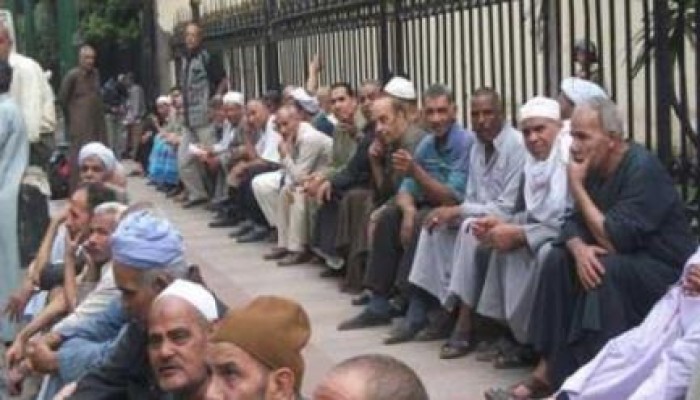 عمال أسمنت طرة يهددون بالتصعيد بعد اعتصامهم لليوم الثالث