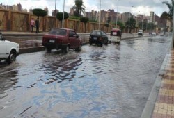 انفجار ماسورة مياه يغرق شوارع "أسيوط".. وشلل مروري بـ"المنيا"