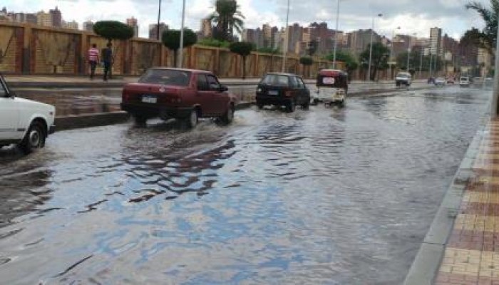 انفجار ماسورة مياه يغرق شوارع "أسيوط".. وشلل مروري بـ"المنيا"