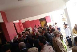 تجمهر عدد من المتقدمين لوظائف التربية والتعليم بالزقازيق