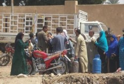 بالصور.. اشتباكات بين الأهالي في بني سويف للحصول على أنبوبة