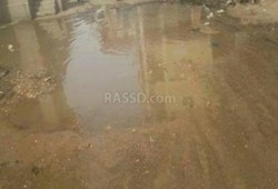 ماسورة صرف صحي تعيق حياة أهالي إحدى قرى الفيوم