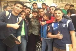 الإعلامية الانقلابية حياة عبدون تنظم حملة انتخابية بزي عسكري داخل مدارس فاقوس