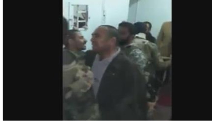 دماء ودموع وفرح وذهول لحظة تحرير أسرى بإدلب (فيديوهات)