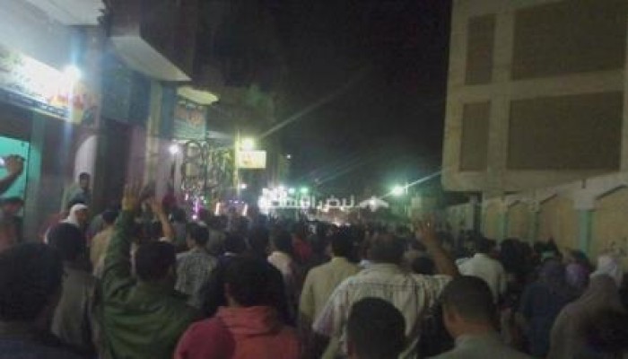 المنصورية تحتفل بخروج أحد معتقليها وتطالب بمحاكمة قادة الانقلاب