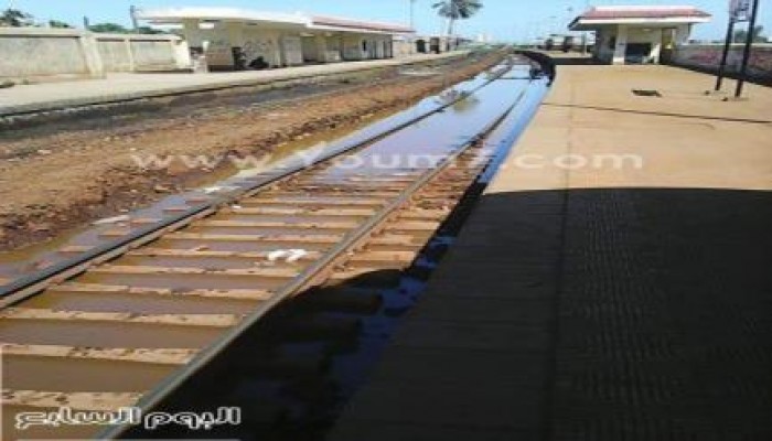 "كارثة" ..  قطار أبو قير بالإسكندرية يسير فوق مياه الصرف واعوجاج القضبان يرعب الركاب
