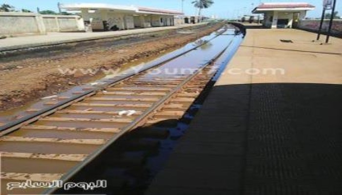 "كارثة" ..  قطار أبو قير بالإسكندرية يسير فوق مياه الصرف واعوجاج القضبان يرعب الركاب