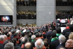 تركيا : الآلاف يشيعون جنازة المدعي العام باسطنبول