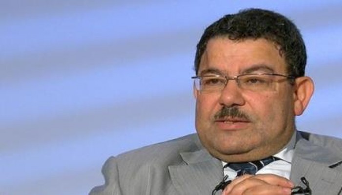 كلاب السيسي تعوي .. بلاغ ضد سيف عبدالفتاح يتهمه بالتهكم على السيسي