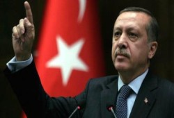 بالفيديو.. أردوغان يتلو القرآن في عزاء المدعي العام التركي